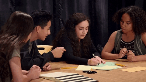 Estudante animada com resultado